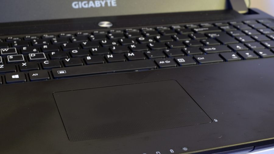 Gigabyte P37X v4 trackpad