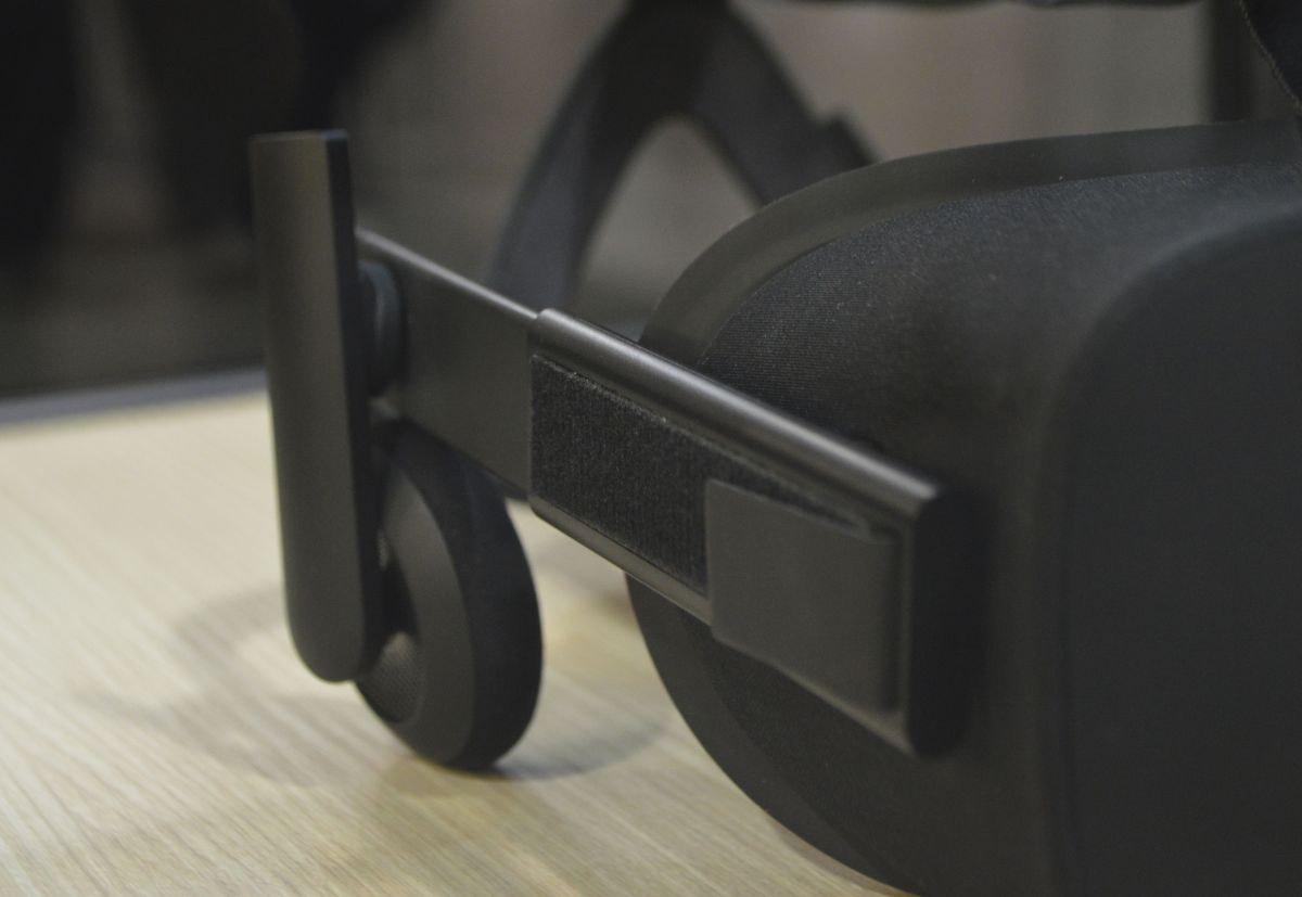 Oculus straps and earphones