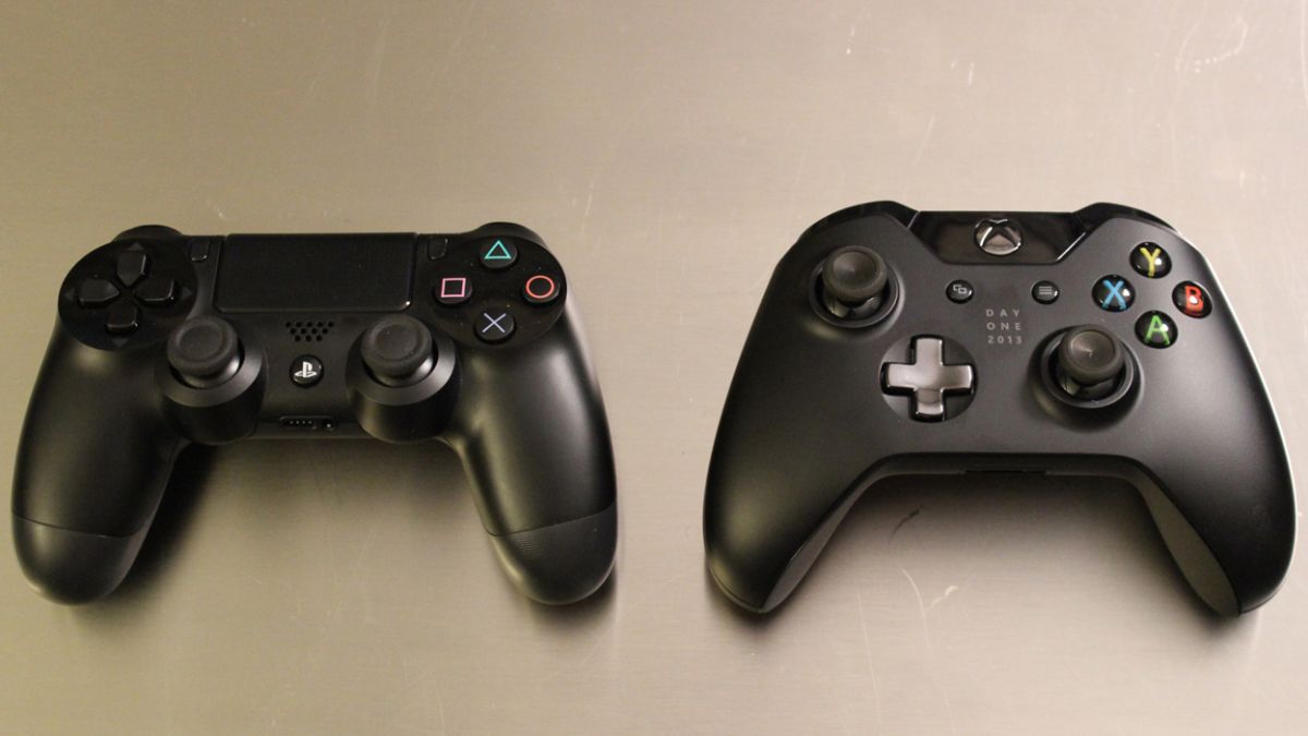 Xbox One vs PS4 controller