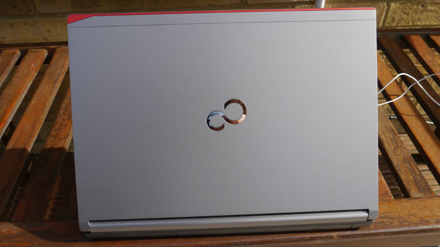 Fujitsu LifeBook E736 lid