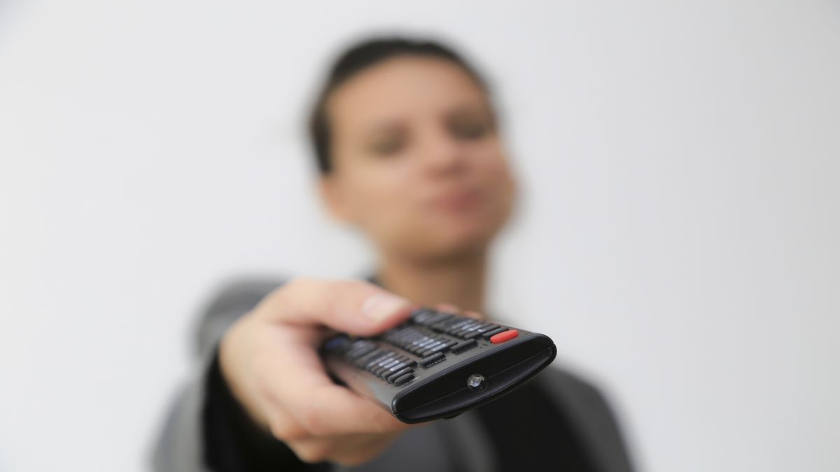 generic_woman_with_remote-470-75.jpg