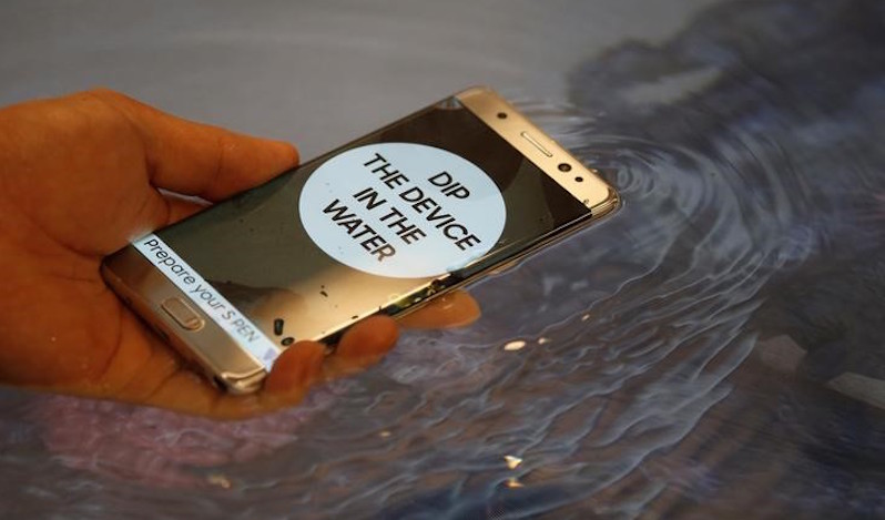 A model demonstrates waterproof function of Galaxy Note 7 new smartphone during its launching ceremony in Seoul, South Korea, August 11, 2016.  REUTERS/Kim Hong-Ji/Files