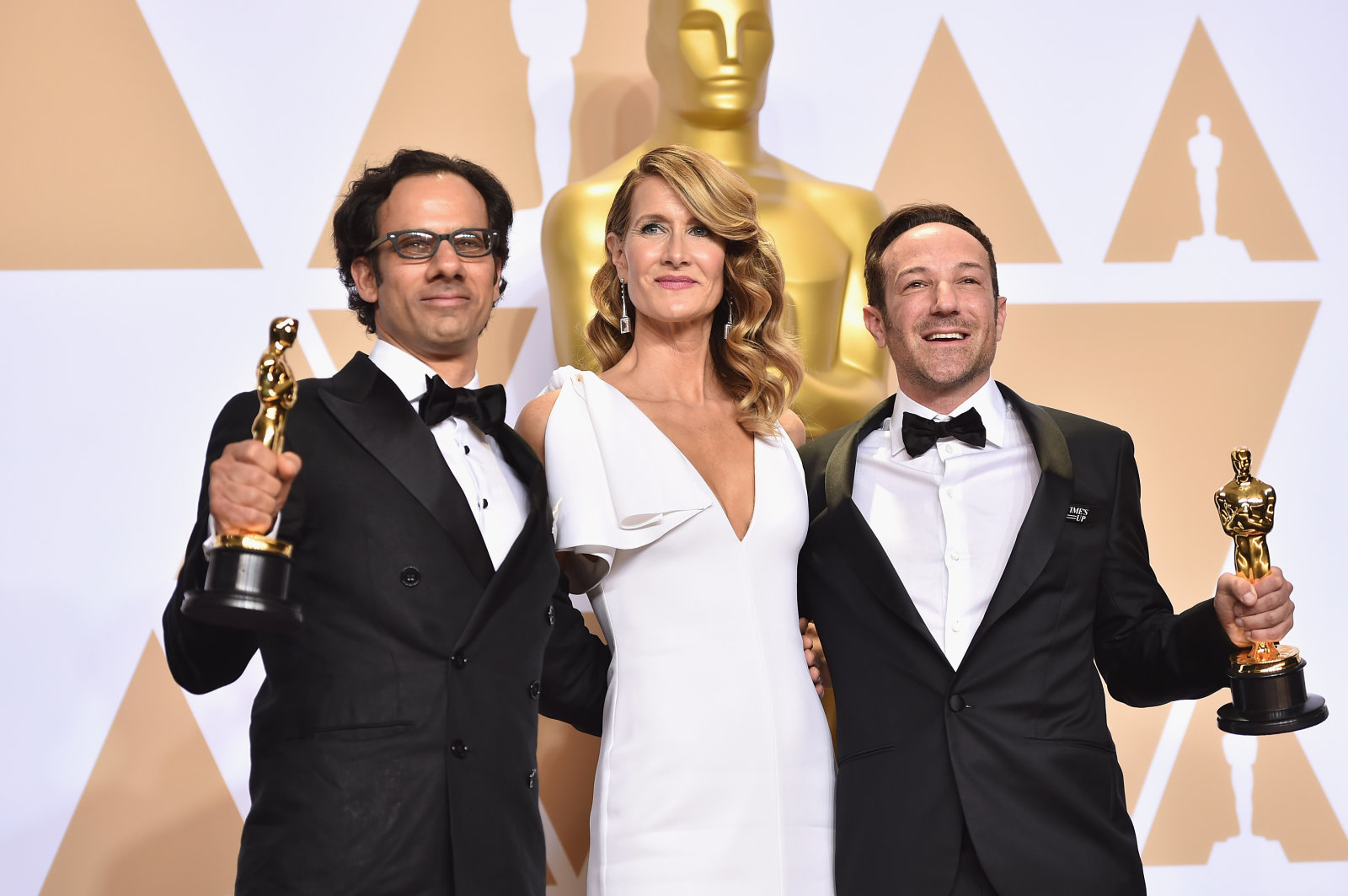 HOLLYWOOD, CA - MARCH 04: Actor Laura Dern (C) with producer Dan Cogan (L) and director Bryan Fogel, winners of the Best Documentary Feature for Icarus  pose in the press room during the 90th Annual Academy Awards at Hollywood & Highland Center on March 4, 2018 in Hollywood, California.  (Photo by Alberto E. Rodriguez/Getty Images)