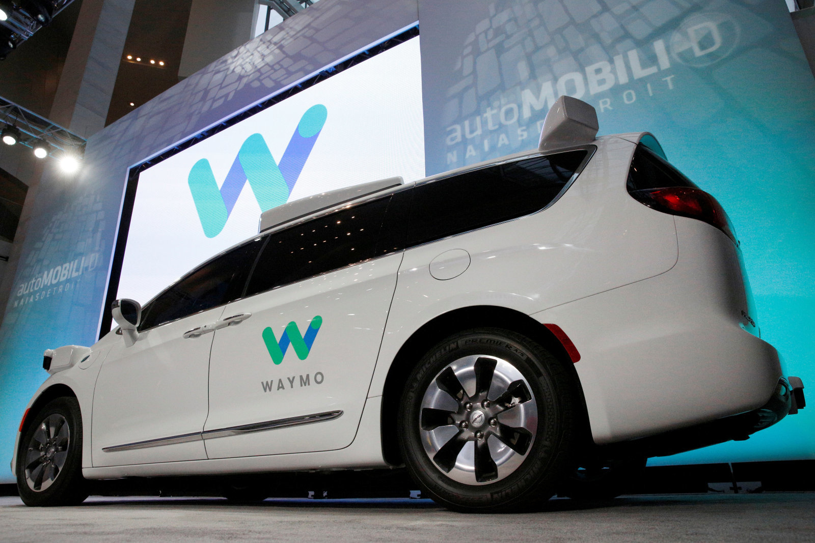 Waymo unveils a self-driving Chrysler Pacifica minivan during the North American International Auto Show in Detroit, Michigan, U.S., January 8, 2017.  REUTERS/Brendan McDermid