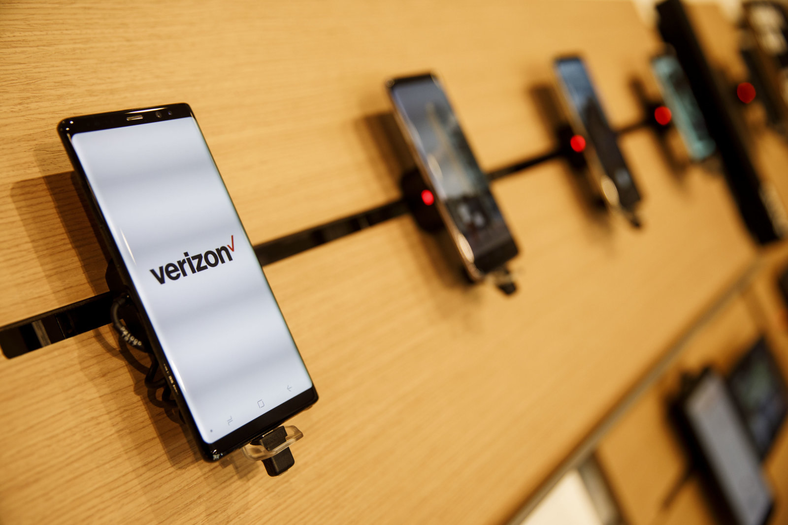 A Samsung Electronics Co. Galaxy Note 8 smartphone is displayed for sale at a Verizon Communications Inc. store in Brea, California, U.S., on Monday, Jan. 22, 2018. Verizon is scheduled to release earnings figures on January 23. Photographer: Patrick T. Fallon/Bloomberg via Getty Images