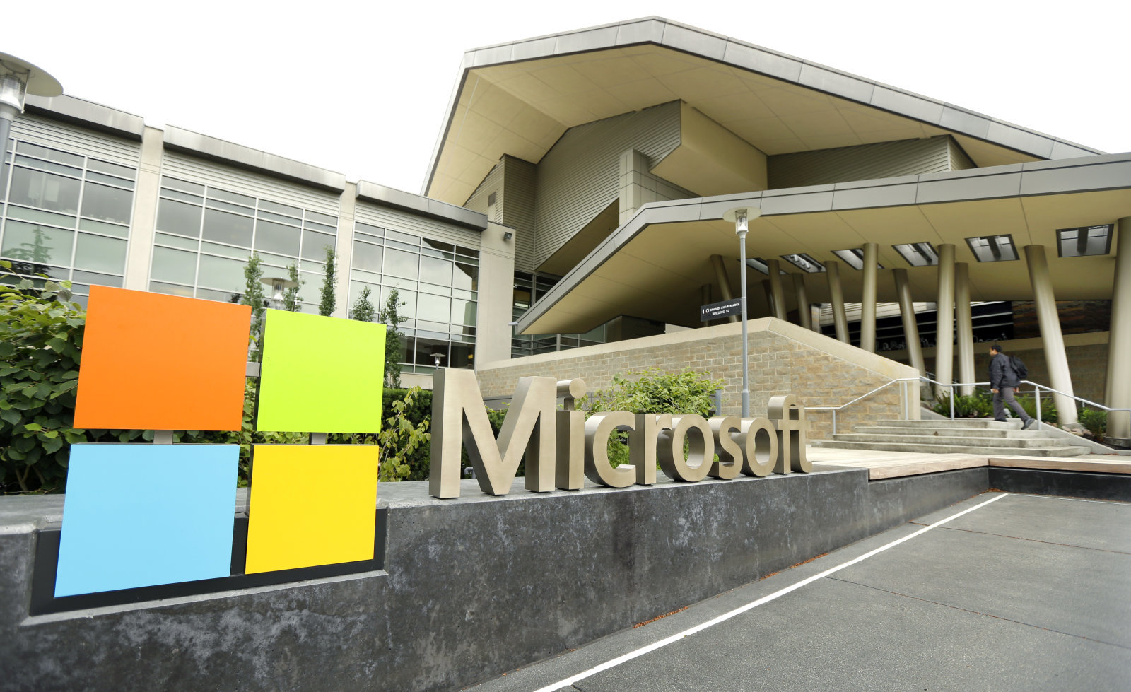 Letrero de Microsoft Corp. afuera de las oficinas de la empresa en Redmond, Washington, el 3 de julio de 2014. Microsoft dio a conocer el miércoles 22 de enero de 2015 los nuevos beneficios de su nuevo sistema operativo Windows 10. (Foto AP/Ted S. Warren, File)