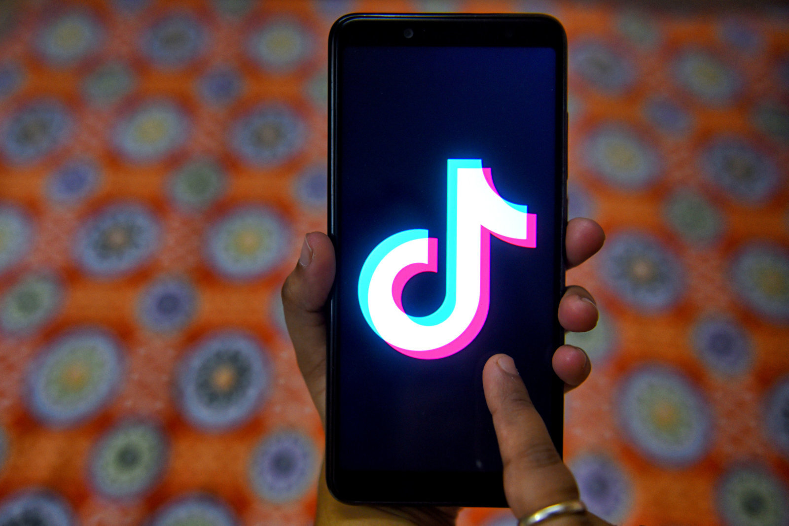 KOLKATA, WEST BENGAL, INDIA - 2019/04/17: The tiktok application sign seen on a screen of an Android phone, the application has been banned from India. (Photo by Avishek Das/SOPA Images/LightRocket via Getty Images)