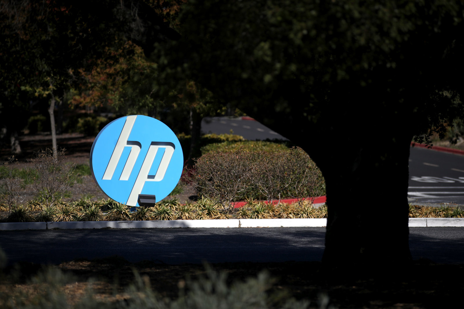 PALO ALTO, CALIFORNIA - OCTOBER 04: The Hewlett Packard (HP) logo is displayed in front of the office complex on October 04, 2019 in Palo Alto, California. HP announced plans to cut 7,000 to 9,000 jobs in an effort to save about $1 billion by the end of fiscal 2022. (Photo by Justin Sullivan/Getty Images)