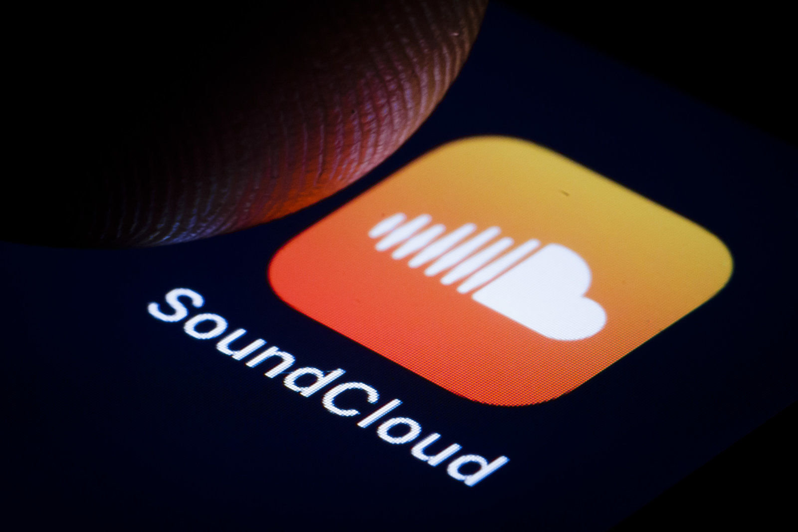 BERLIN, GERMANY - JANUARY 16: In this photo illustration the logo of the music streaming service SoundCloud is displayed on a smartphone on January 16, 2019 in Berlin, Germany. (Photo by Thomas Trutschel/Photothek via Getty Images)