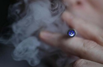US bans sale of e-cigarettes, cigars to those under 18