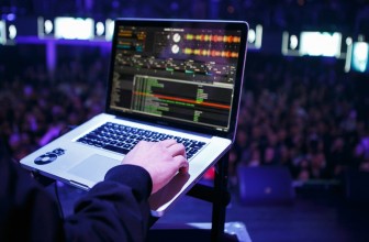 Famed DJ and Music Journalist Complains About 2016’s USB-Less MacBook Pro