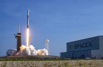 SpaceX wins contract to make US missile tracking satellites